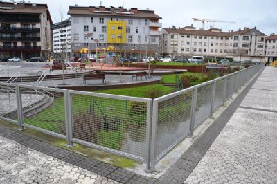 Barandillas en acero y jardineras en acero corten